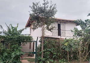 House made combining natural materials with concrete, low carbon emission and bioclimatic